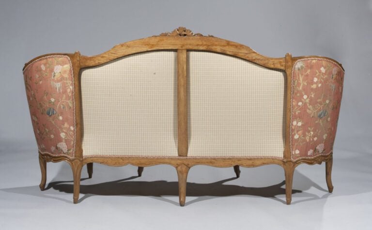 Large canapé en hêtre mouluré et sculpté à décor de fleurettes et feuillages st…