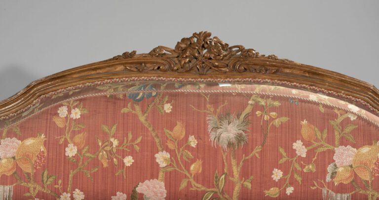 Large canapé en hêtre mouluré et sculpté à décor de fleurettes et feuillages st…