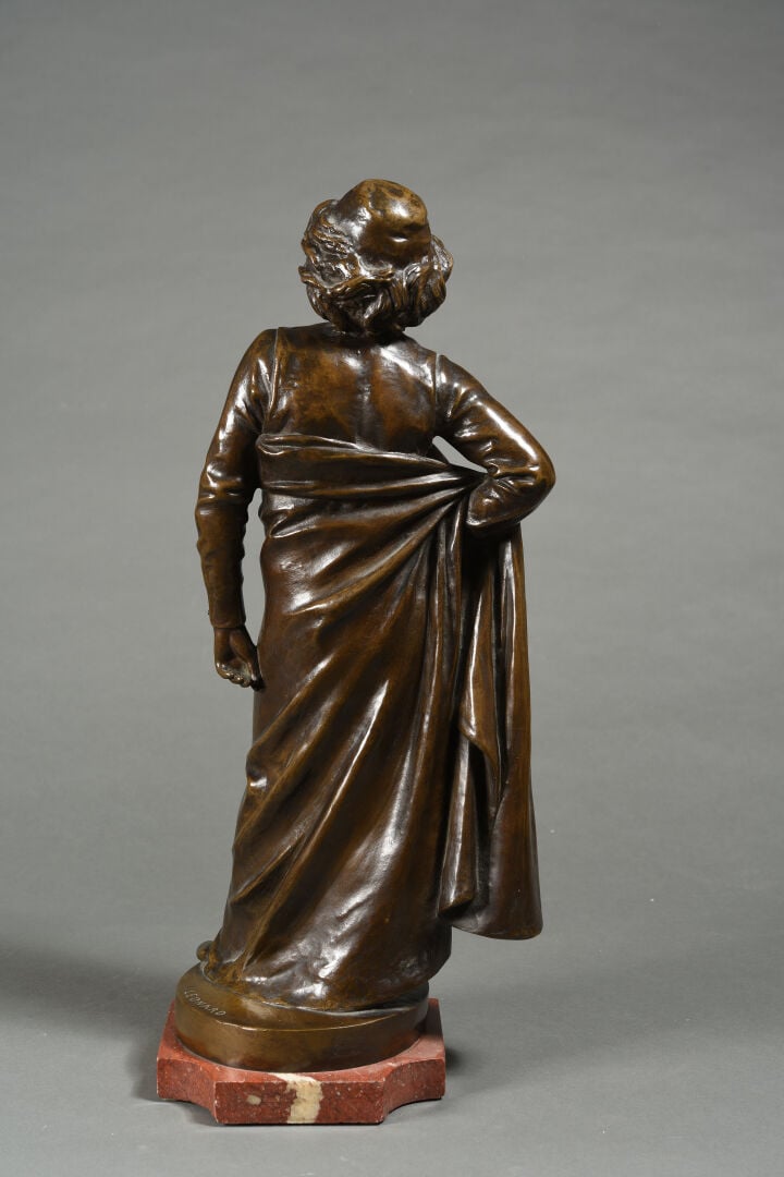 LEONARD (XIX-XXe) - Homme drapé, la main sur la hanche - Epreuve en bronze à pa…