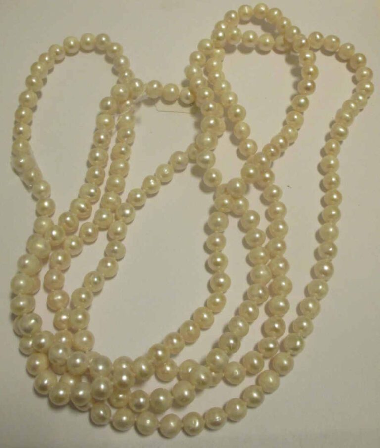 Long sautoir composé de perles d'eau douce. - Diam. : entre 8,4 à 8,6 mm - L. :…