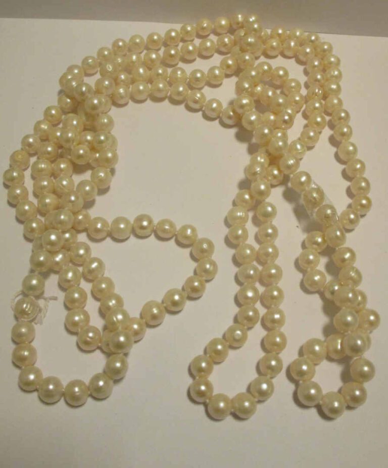 Long sautoir composé de perles d'eau douce. - Diam. : entre 8,4 à 9,2 mm - L. :…