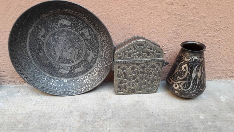LOT comprenant un vase à panse basse + 1 coupe étamé iran + 1 cartouchière en m…