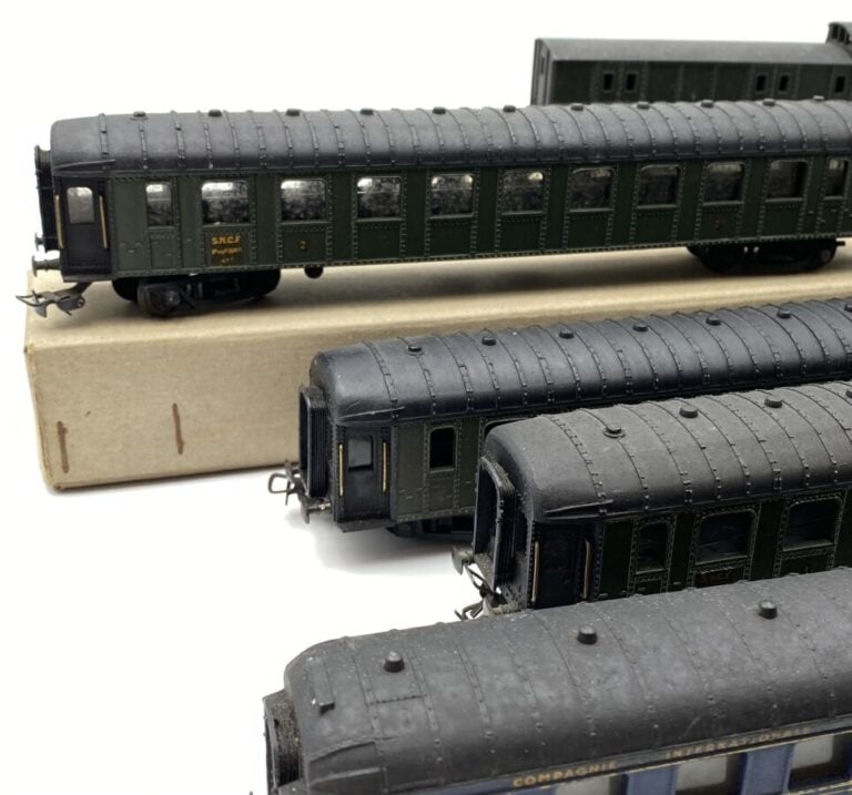 Lot d'environ 27 voitures voyageurs dont : - Martin MG Paris : rame 2 voitures…