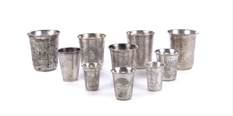 Lot de 14 verres à vodka et timbales en argent 84 zolotniks (875 millièmes). -…