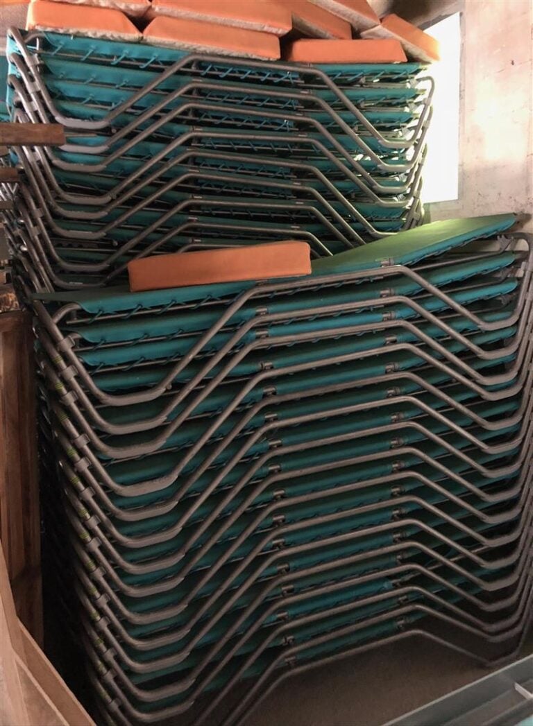 Lot de 140 transats en aluminium et toile turquoise [vendu en UN lot. Etat d'us…