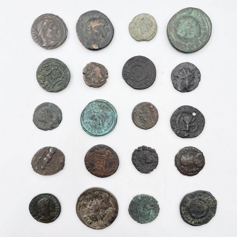 Lot de 18 moyens et petits bronzes principalement de l'époque constantinienne,…