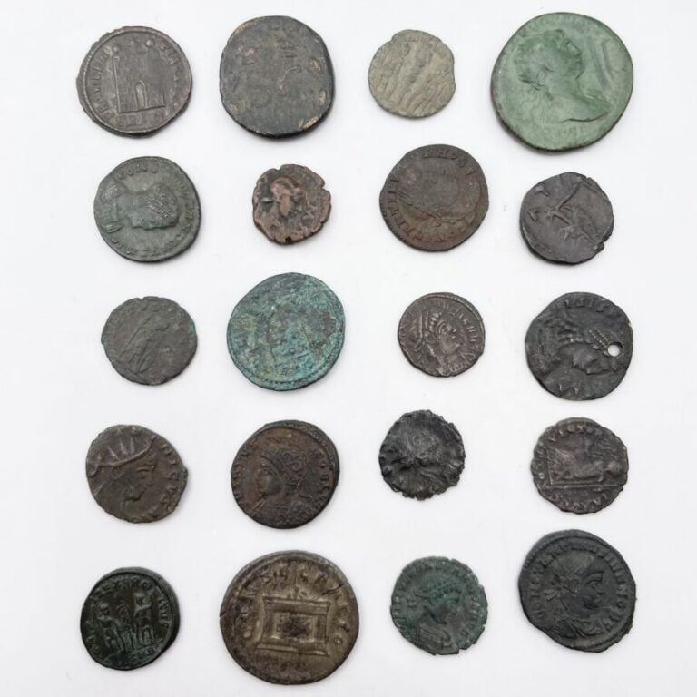 Lot de 18 moyens et petits bronzes principalement de l'époque constantinienne,…