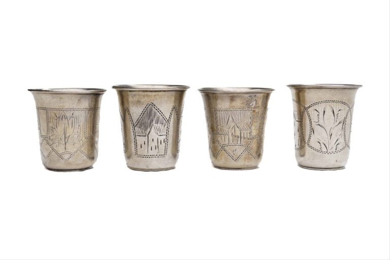 Lot de 4 verres à vodka dépareillés en argent 84 zolotniks (875 millièmes), à d…
