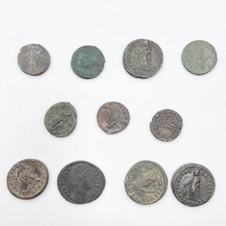 Lot de 8 moyens et petits bronzes d'Hélène (324-330), mère de Constantin ler, a…