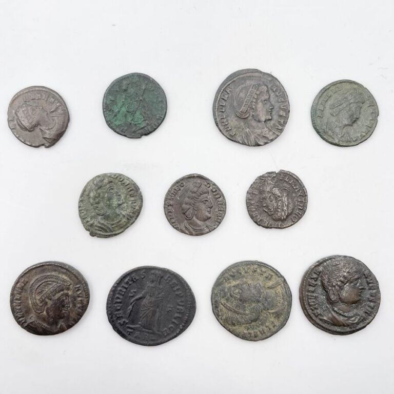 Lot de 8 moyens et petits bronzes d'Hélène (324-330), mère de Constantin ler, a…
