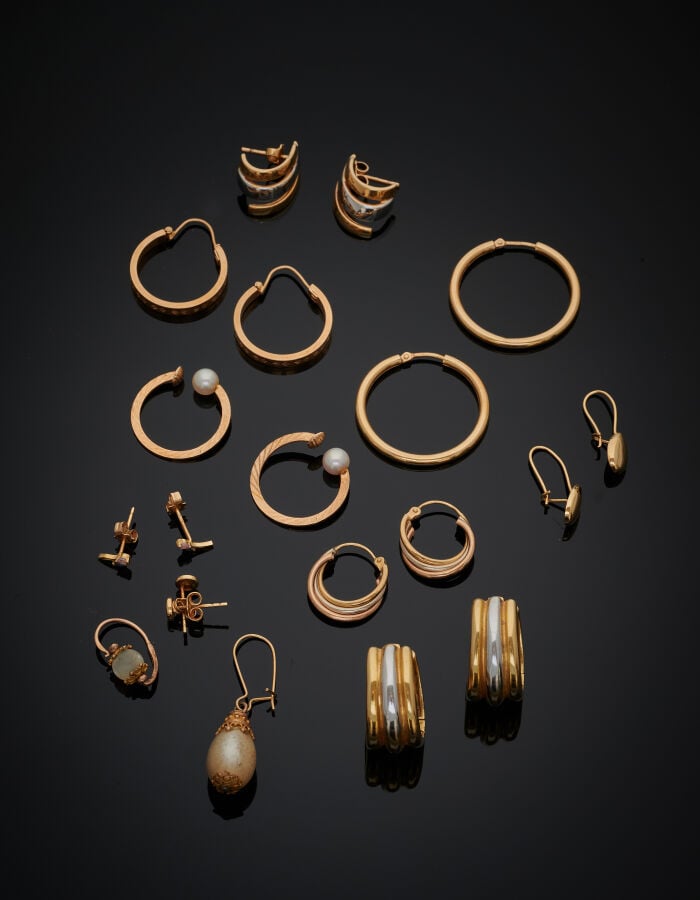 LOT de BOUCLES d'OREILLES trois ors (750‰) comprenant : - - cinq paires de « cr…