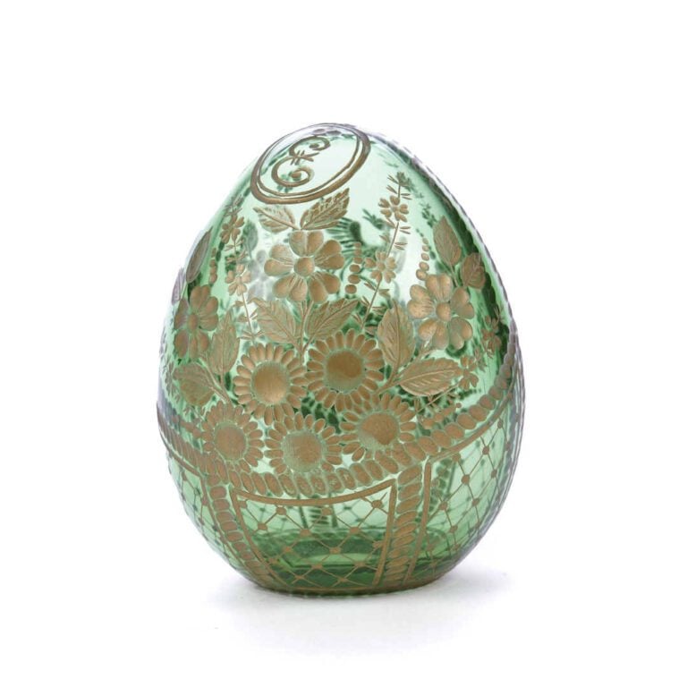 Lot de cinq objets de vitrine comprenant : - - Un oeuf en cristal vert à décor…