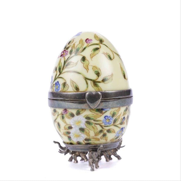 Lot de cinq objets de vitrine comprenant : - - Un oeuf en cristal vert à décor…