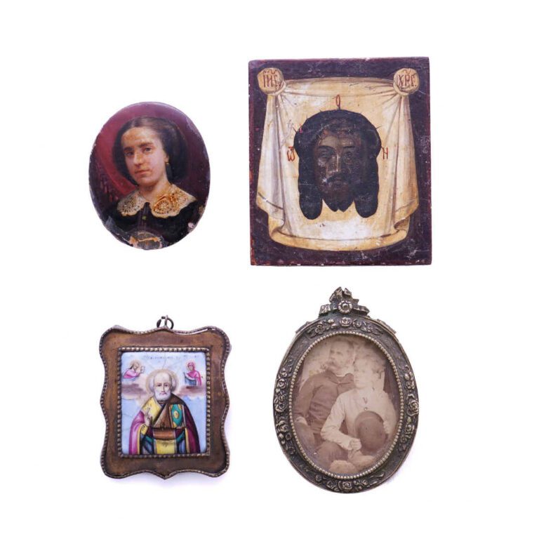 Lot de deux icônes russes, une peinte sur bois représentant le Mandylion, l'aut…