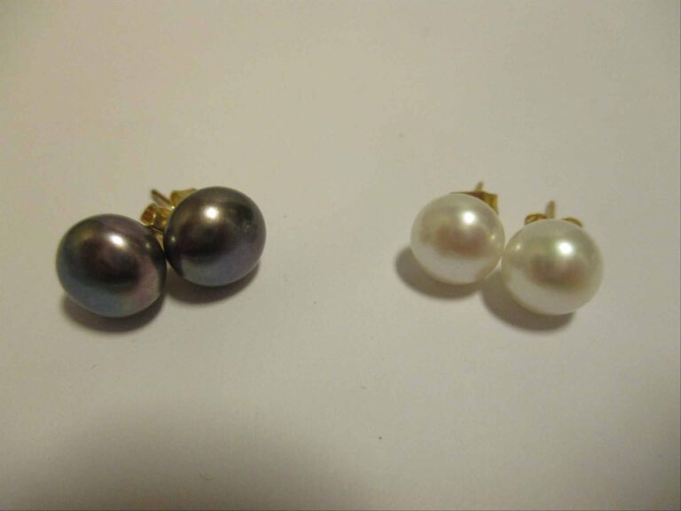 Lot de deux paires de boucles d'oreilles ornées de perles de culture d'eau douc…
