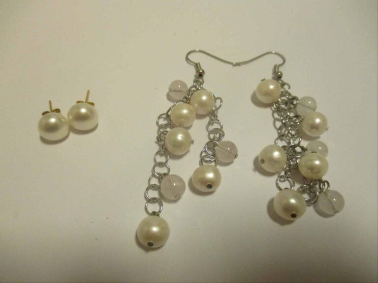 Lot de deux paires de boucles d'oreilles ornées de perles de culture d'eau douc…