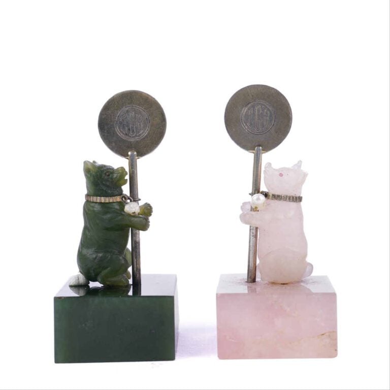 Lot de deux porte-menus en pierre dure, l'un figurant un cochon en quartz rose,…