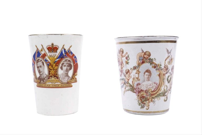 Lot de deux timbales en émail polychrome sur cuivre, l'une ornée du portrait de…