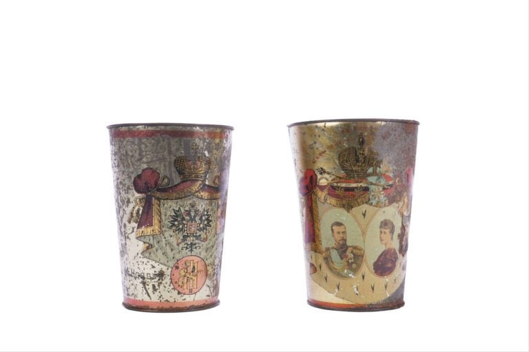 Lot de deux timbales en métal laqué commémoratives du couronnement de Nicolas I…