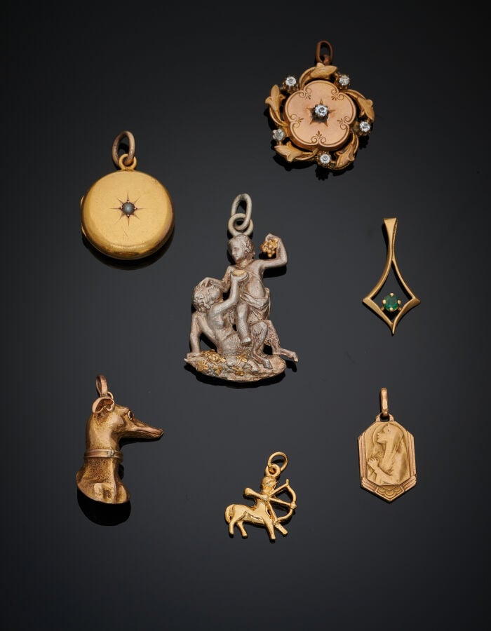 LOT de PENDENTIFS comprenant : - - un losangique en or (7502‰) serti d'une peti…