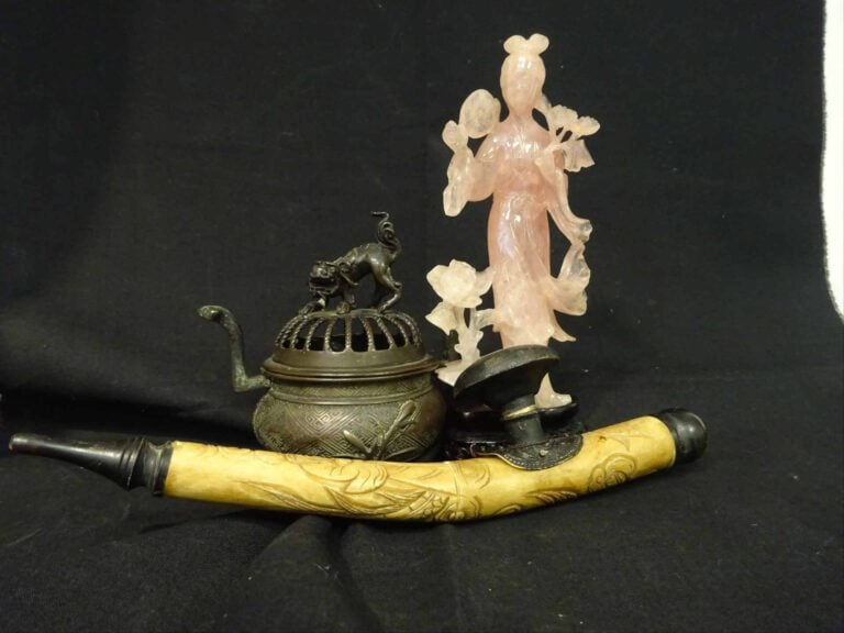 LOT DE PIECES ASIATIQUES - Chine, XXe siècle - Il comprend: - > Une pipe à opiu…