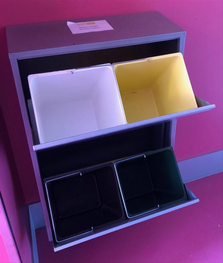 Lot de poubelles de tri en métal