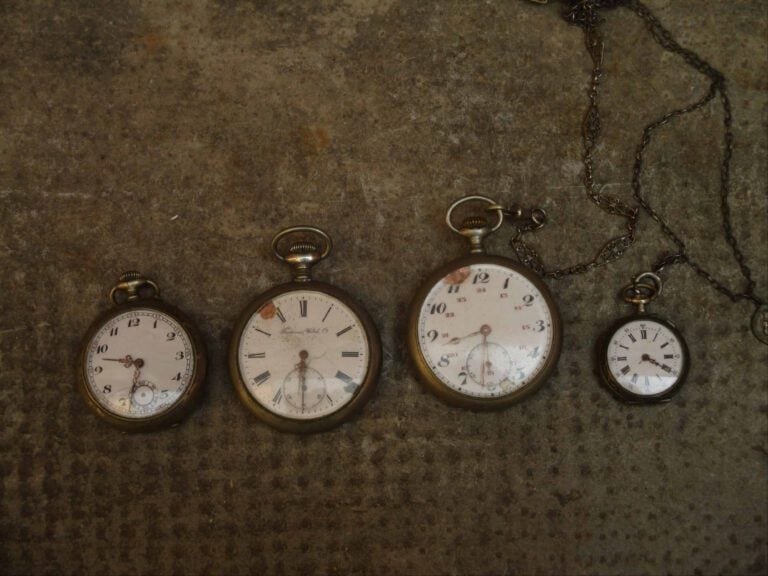 Lot de quatre montres à gousset en métal.