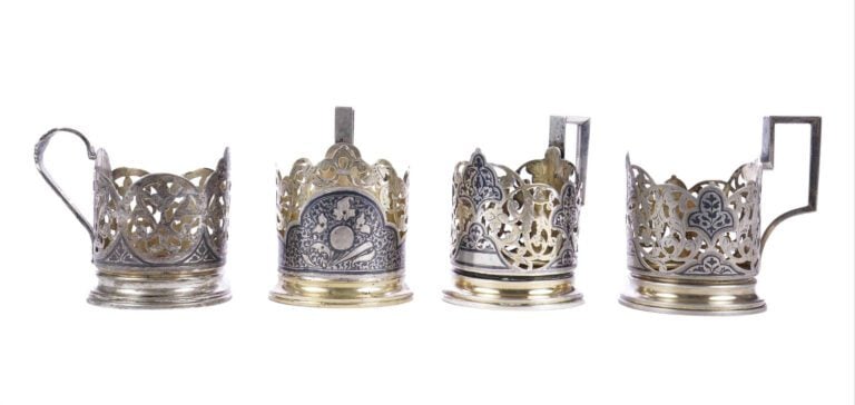 Lot de quatre porte-verres à thé en argent soviétique à décor niellé. - Poids b…