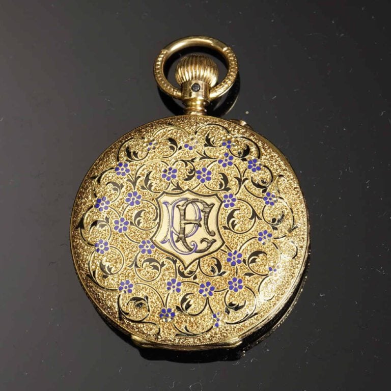 Lot de trois montres de col en or jaune 18K (750°/oo). - L'une signée Henry Cap…