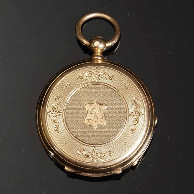 Lot de trois montres de col en or jaune 18K (750°/oo). - L'une signée Henry Cap…