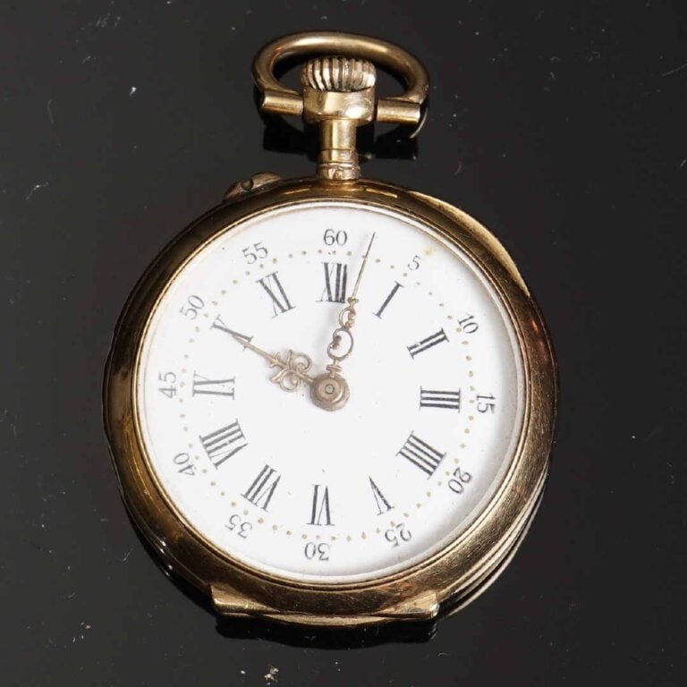 Lot de trois montres de col en or jaune 18K (750°/oo). - L'une signée Henry Cap…