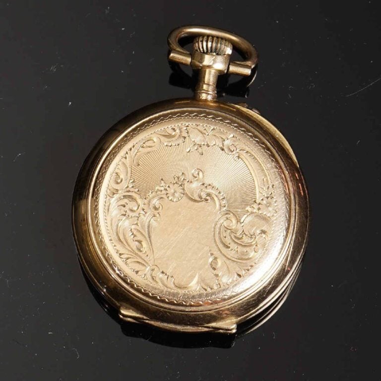Lot de trois montres de col en or jaune 18K (750°/oo). - L'une signée Henry Cap…
