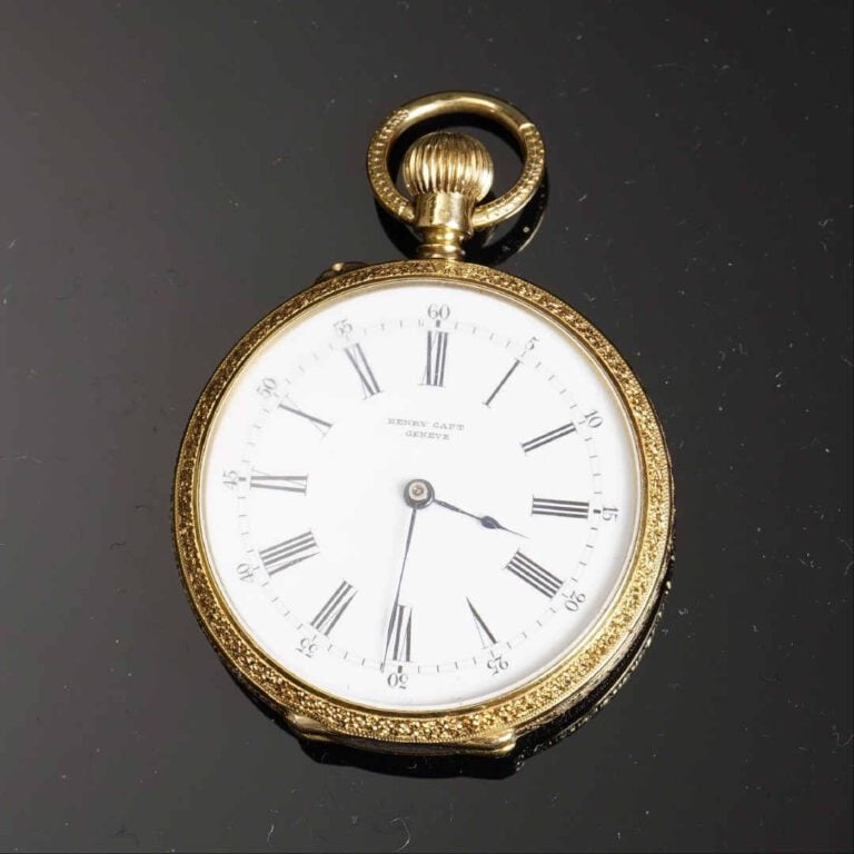 Lot de trois montres de col en or jaune 18K (750°/oo). - L'une signée Henry Cap…