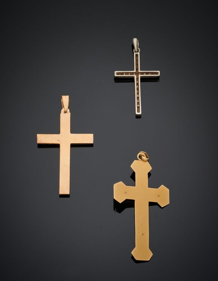 LOT de trois PENDENTIFS « croix » en or jaune et or gris (750‰) : une sertie de…