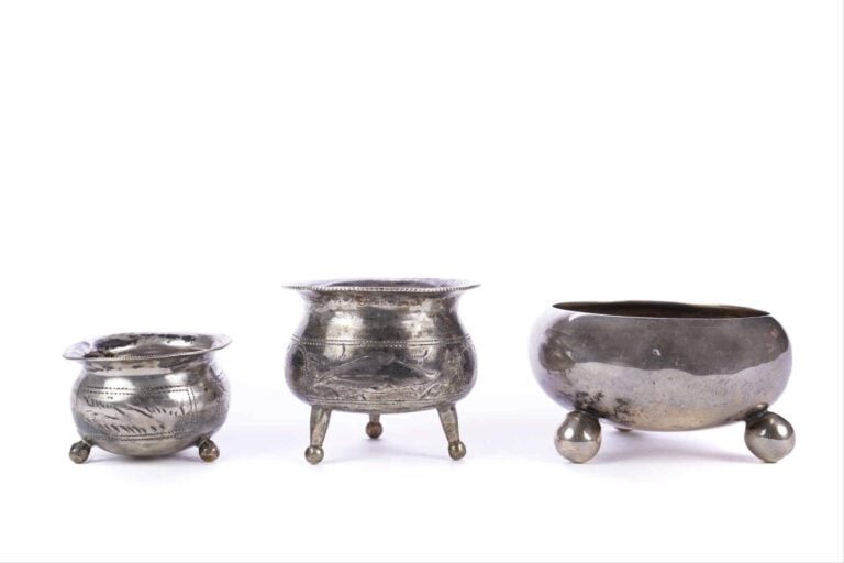 Lot de trois salières tripodes en argent 84 zolotniks (875 millièmes). - Poids…