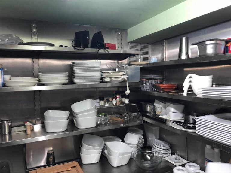 Lot de vaisselle et verrerie de restaurant, vases, pièces décoratives en verre.…
