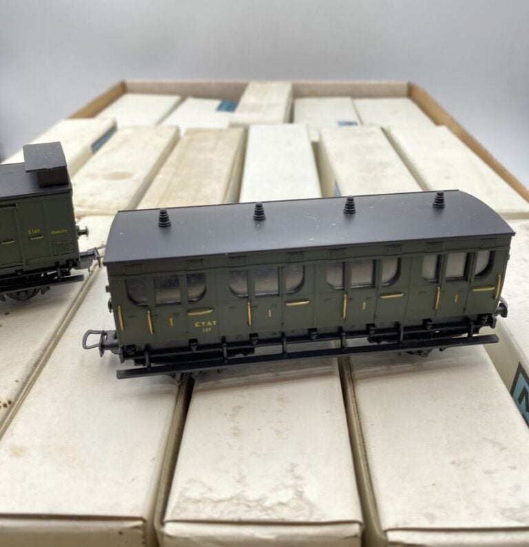 Lot de wagons voyageurs et fourgons MMM et divers en plastique et en boite, env…