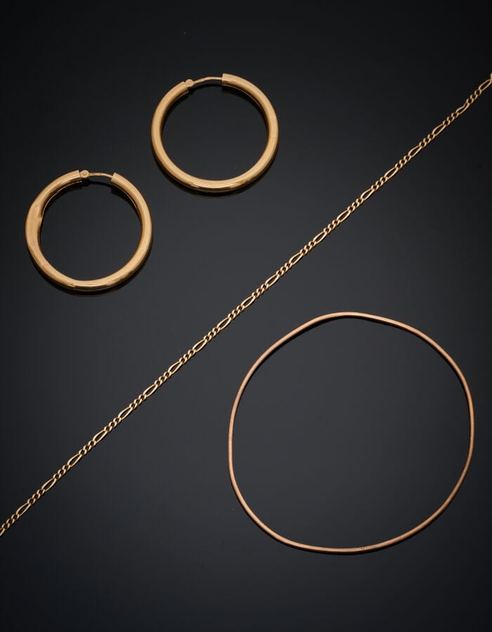 LOT en or jaune (750‰) comprenant : - - une paire de PENDANTS d'OREILLES « créo…