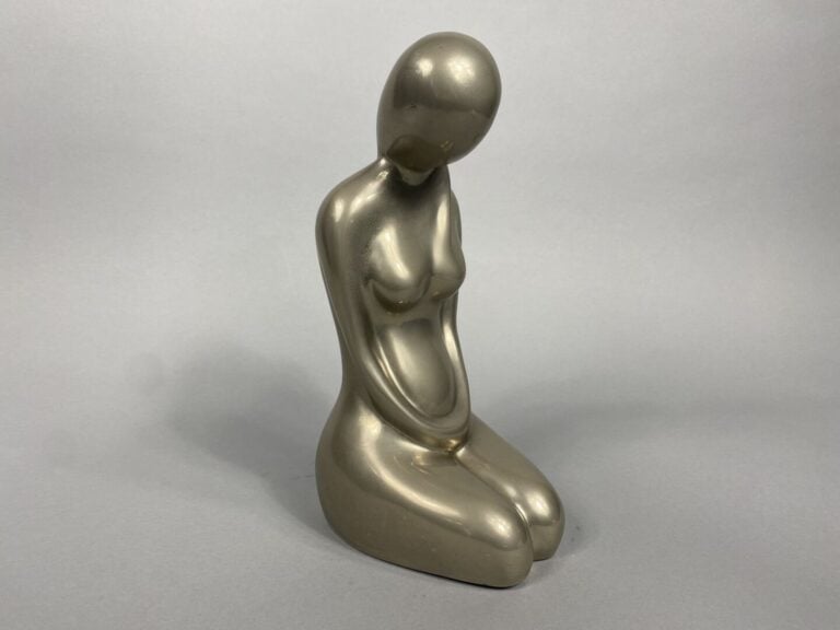Louis TANARI (1940) - Femme nue agenouillée - Epreuve en bronze à patine chromé…