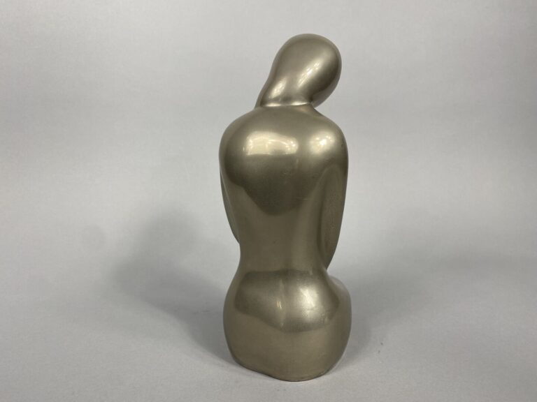 Louis TANARI (1940) - Femme nue agenouillée - Epreuve en bronze à patine chromé…