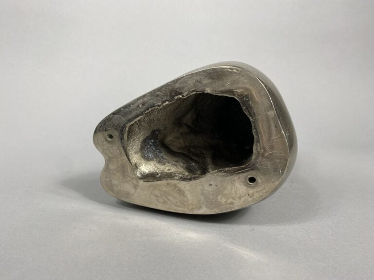 Louis TANARI (1940) - Femme nue agenouillée - Epreuve en bronze à patine chromé…