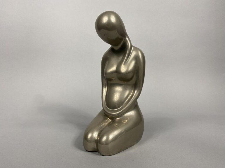 Louis TANARI (1940) - Femme nue agenouillée - Epreuve en bronze à patine chromé…
