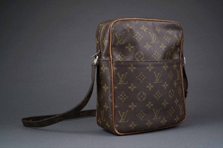LOUIS VUITTON - Sacoche bandoulière en toile monogrammée LV, poche plaquée à l'…
