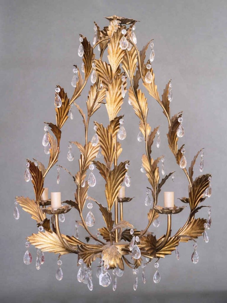 Lustre en tôle dorée et pampilles de verre à dix bras dont cinq de lumière à dé…