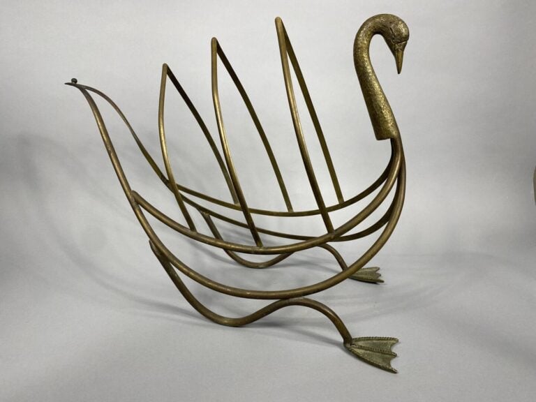 Maison JANSEN, attribué à - Porte-revues en bronze figurant un cygne - 46 x 32.…