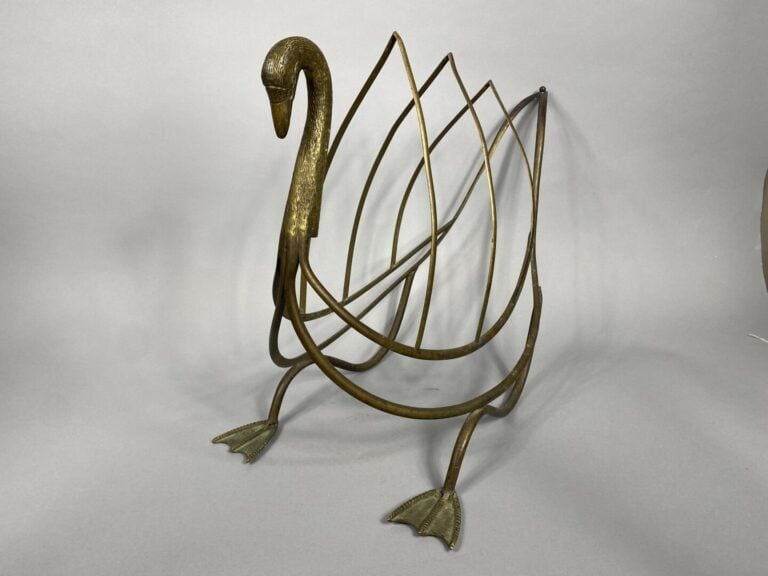 Maison JANSEN, attribué à - Porte-revues en bronze figurant un cygne - 46 x 32.…