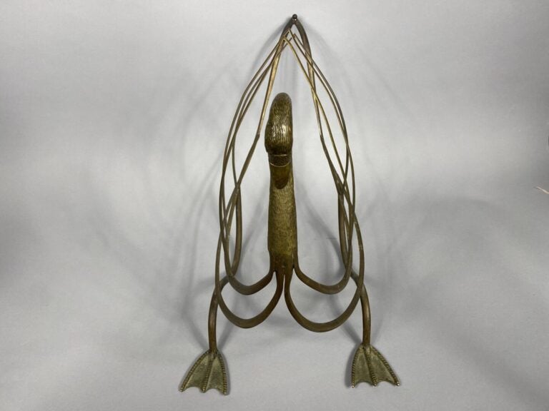 Maison JANSEN, attribué à - Porte-revues en bronze figurant un cygne - 46 x 32.…