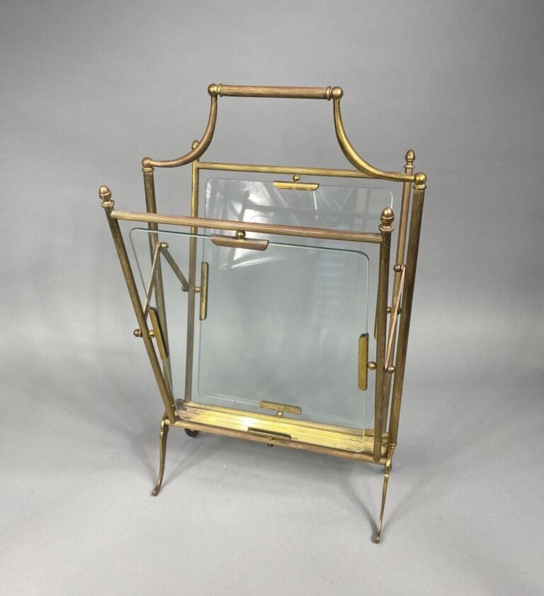 Maison JANSEN, attribué à - Porte-revues en laiton doré et vitré - 57.5 x 30 cm…