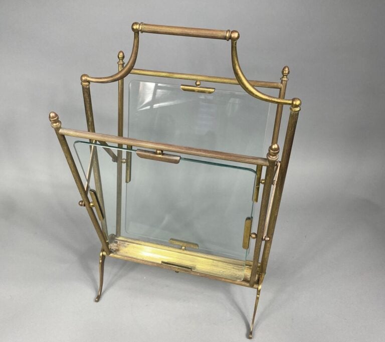 Maison JANSEN, attribué à - Porte-revues en laiton doré et vitré - 57.5 x 30 cm…
