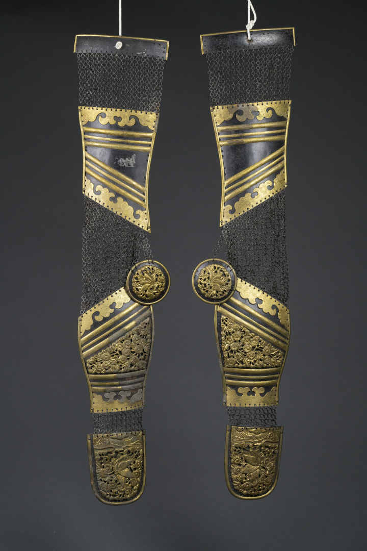 MANCHES D'ARMURE DE SAMOURAI EN FER A DECOR DE CHYSANTHEMES, KOTE - Japon, Ere…